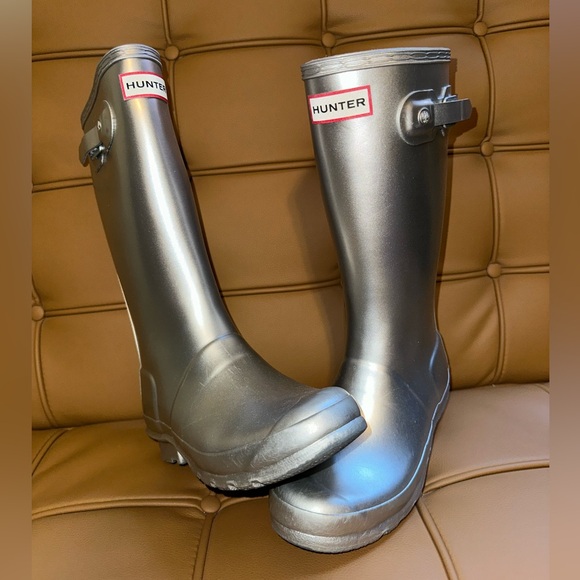“DONATED”
Hunter, Youth Girls Metallic Silver Rain Boots w/ Socks, Sz US 3B/UK 2 - Picture 2 of 8